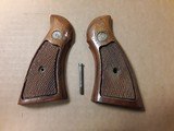 SMITH & WESSON N-FRAME SQUARE BUTT GRIPS - 1 of 6