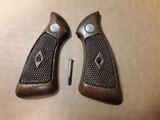 SMITH & WESSON J-FRAME SQUARE BUTT DIAMOND CHECKERED GRIPS - 2 of 4