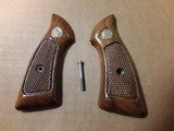 SMITH & WESSON J-FRAME SQUARE BUTT GRIPS - 2 of 3