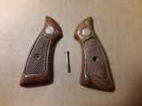 SMITH & WESSON J-FRAME SQUARE BUTT GRIPS - 1 of 3
