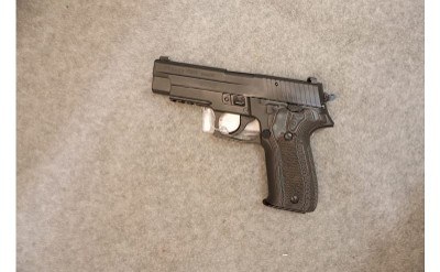 Sig Sauer ~ P226 Stainless ~ .40 S&W - Image 2 of 2