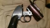 EUREKA VACUUM CLEANER CO. 1942 WWII M8 FLARE PISTOL with 6 original Parachute Flares and Storage Bin OFFERS CONSIDERED - 4 of 12
