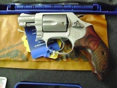 Factory New: Smith & Wesson 637 Performance Center 38 special Wood Grip