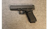 Glock ~ 17 ~ 9mm Luger - 2 of 3