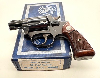 SMITH & WESSON MODEL 36 CHIEF SPECIAL .38 2' BARREL ORIGINAL NUMBERED BOX Excellent - Image 1 of 15