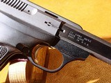 Browning - Buckmark, .22 LR. 5 1/2