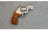 Smith & Wesson ~ 686-6 ~ .357Mag. - 1 of 2