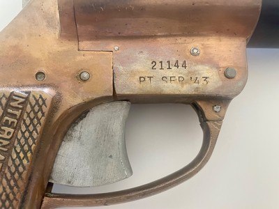 INTERNATIONAL FLARE SIGNAL CO. - 37MM FLARE GUN 1943 - Image 2 of 4