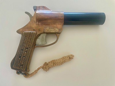INTERNATIONAL FLARE SIGNAL CO. - 37MM FLARE GUN 1943 - Image 1 of 4