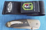 MICROTECH ~ LIGHTFOOT LCC MANUAL LINER LOCK KNIFE - STRAIGHT
STONE WASHED BLADE 1ST. GEN 08/2000
CARBON FIBER / TITANIUM 154-CM
- 3 of 7