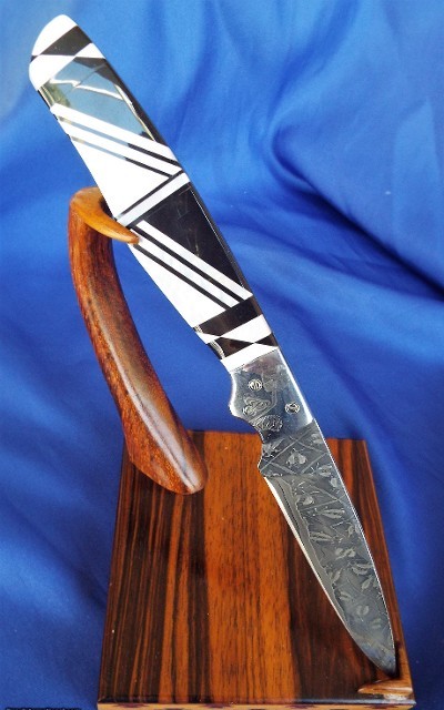 CUSTOM ED SCHEMPP HORNETS NEST MOSAIC DAMASCUS FIXED BLADE KNIFE /SANTA FE STONEWORKS PEARL & JET INLAYED
ART DECO HANDLE with STAND