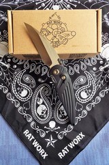 RATWORX MRX CHIEF~ RAZOR BLADE CUSTOM HAND GROUND AUTO KNIFE **CHAIN DRIVE**
BRONZED BLADE
NIB
(DEALER) - 9 of 12