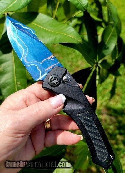 Heretic AUTO PARIAH
Blued Baker Forge Elite AuroraMai Damascus Carbon Fiber Inlay ser. # 04