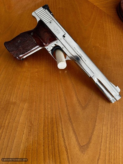 Smith & Wesson Model 41 .22 Autoloading Target Pistol - Image 1 of 9
