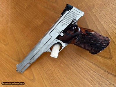 Smith & Wesson Model 41 .22 Autoloading Target Pistol - Image 2 of 9