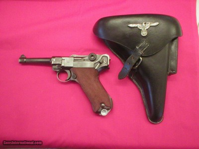 GERMAN P.08 LUGER CODE 42 DATED 1940 PISTOL BY MAUSER, 9MM, 4 INCH BARREL WITH HOLSTER. ALL NUMBERS MATCH EXCEPT CLIP.