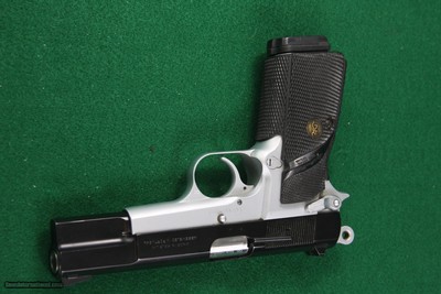 Browning HI-POWER TWO-TONE SIGNATURE MODEL 9MM Luger Semi-Automatic Pistol with Fully Checkered Wrap Around Grips - Image 9 of 19