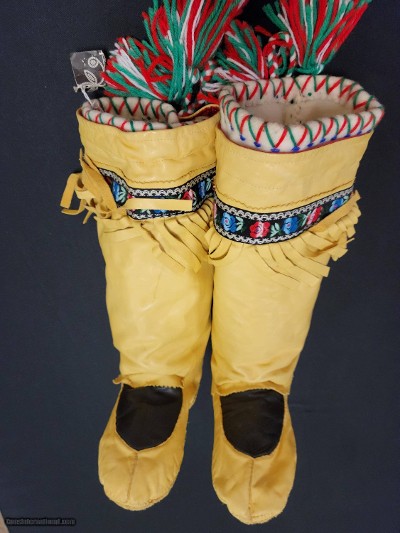 BEAUTIFUL
NASKAPI CRAFTED
KNEE HIGH MOCCASINS