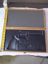 SMITH & WESSON WOODEN DISPLAY PRESENTATION CASE - 2 of 7