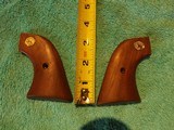 COLT WALNUT SINGLE ACTION ARMY GRIPS W/MEDALLIONS & SCREW - 1 of 4