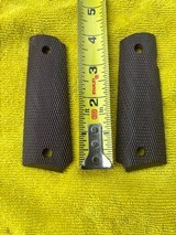 SINGER 1911A1 CHECKERED GRIPS