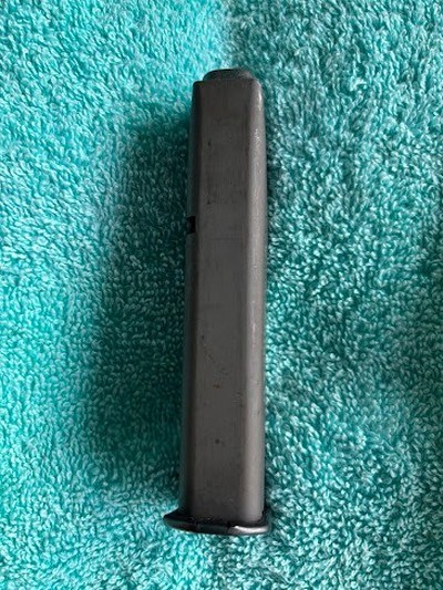 CANADIAN INGLIS/BROWNING BDA .380 / BERETTA MODEL 84 PARKERIZED 13 RD MAG. - Image 4 of 6