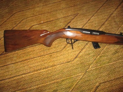 Winchester 490 semi auto 22 lr, (50's) looks as original new, can heckered select ck. walnut
