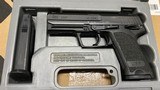 Used Heckler & Koch H&K USP40 40 S&W 13 rd two mags night sights - 1 of 1