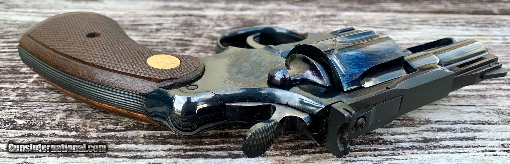 Colt python 2 5 blue 357 magnum 1966 walnut