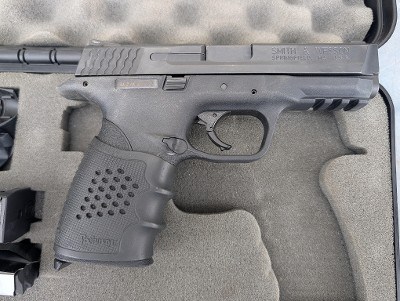 Pre-owned Smith & Wesson M&P40 40 S&W 4.25