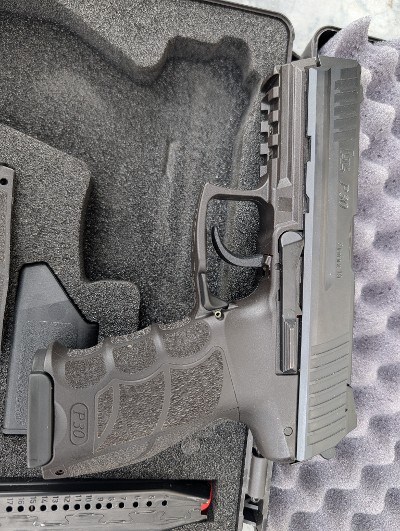 Pre-owned H&K P30 V3 9mm Luminescent Sights 17+1 2 Mags - Image 2 of 3