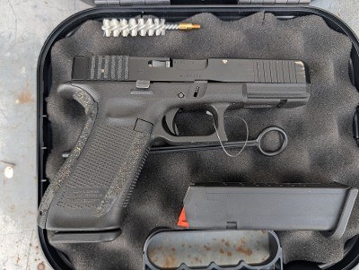 Pre-owned Glock 17 Gen 5 9mm FS Two Mags - Image 2 of 4