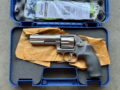 Smith & Wesson Model 686-6 Stainless 357 Magnum 4