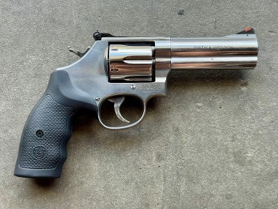 Smith & Wesson Model 686-6 Stainless 357 Magnum 4