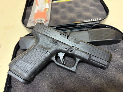 Glock 19 Gen5 9mm – Excellent Condition, Austrian Made, 3 Magazines, Original Case - Image 7 of 8