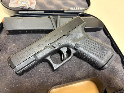 Glock 19 Gen5 9mm – Excellent Condition, Austrian Made, 3 Magazines, Original Case - Image 2 of 8