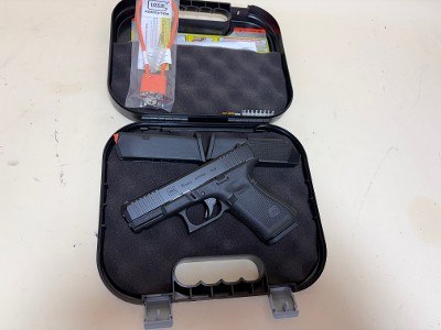 Glock 19 Gen5 9mm – Excellent Condition, Austrian Made, 3 Magazines, Original Case - Image 1 of 8