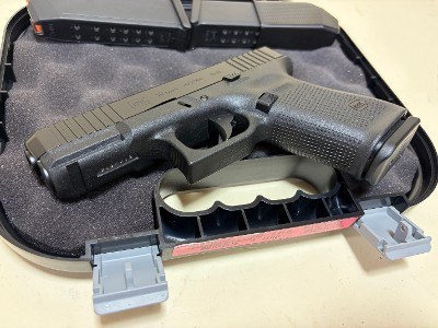 Glock 19 Gen5 9mm – Excellent Condition, Austrian Made, 3 Magazines, Original Case - Image 3 of 8