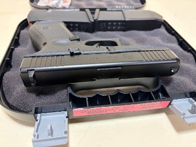 Glock 19 Gen5 9mm – Excellent Condition, Austrian Made, 3 Magazines, Original Case - Image 5 of 8