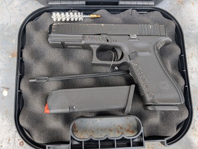 Pre-owned Glock 17 Gen 5 9mm FS Two Mags - Image 1 of 4