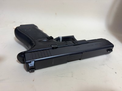 USED Glock 17 Gen4 9mm Pistol – Glock Night Sights, Factory Case, Backstraps - Image 4 of 6
