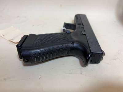 USED Glock 17 Gen4 9mm Pistol – Glock Night Sights, Factory Case, Backstraps - Image 3 of 6