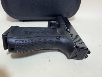 USED Glock 17 Gen5 9mm Pistol – AmeriGlo Night Sights, Factory Case and Backstraps - Image 4 of 8