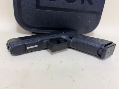 USED Glock 17 Gen5 9mm Pistol – AmeriGlo Night Sights, Factory Case and Backstraps - Image 3 of 8