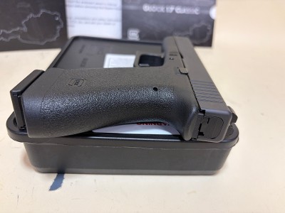 USED Glock 17 Classic Gen 1 9mm – Excellent Condition with Collector-Style Box - Image 3 of 6