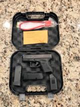 GLOCK 27 NIGHT SIGHTS 40SW TWO MAGS, CASE, LIKE NEW - 2 of 10