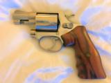 SMITH & WESSON 60 NO DASH 38 SP 2 IN STAINLESS CUSTOM TARGET GRIPS - 1 of 9