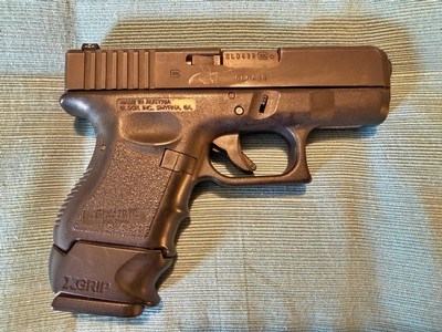 GLOCK 27 .40 CALWITH NIGHT SIGHTS 1 X13 RD MAG 2 X NEW9 RD MAGS - Image 6 of 10