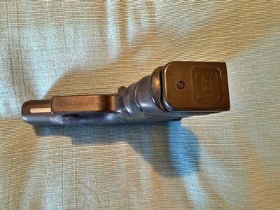 GLOCK 27 .40 CALWITH NIGHT SIGHTS 1 X13 RD MAG 2 X NEW9 RD MAGS - Image 9 of 10