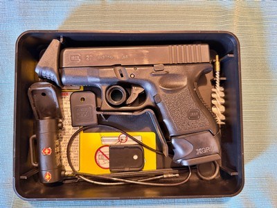 GLOCK 27 .40 CALWITH NIGHT SIGHTS 1 X13 RD MAG 2 X NEW9 RD MAGS - Image 2 of 10
